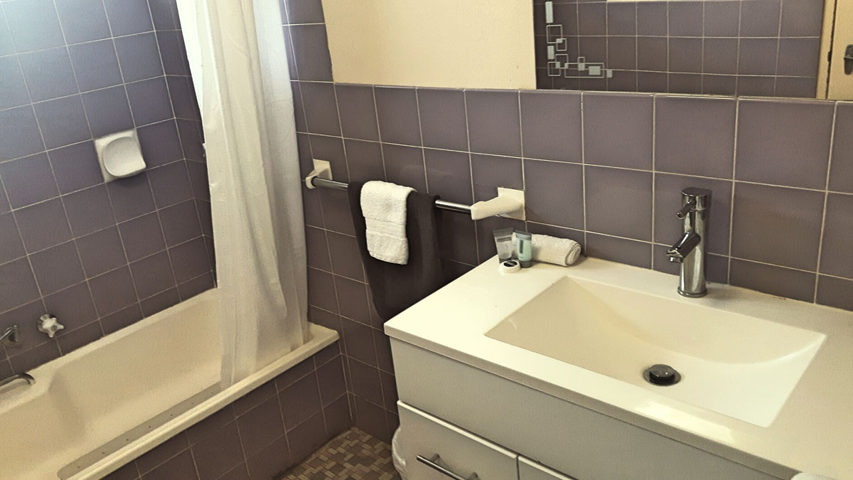 20161209_121802_2 Bedroom Bathroom