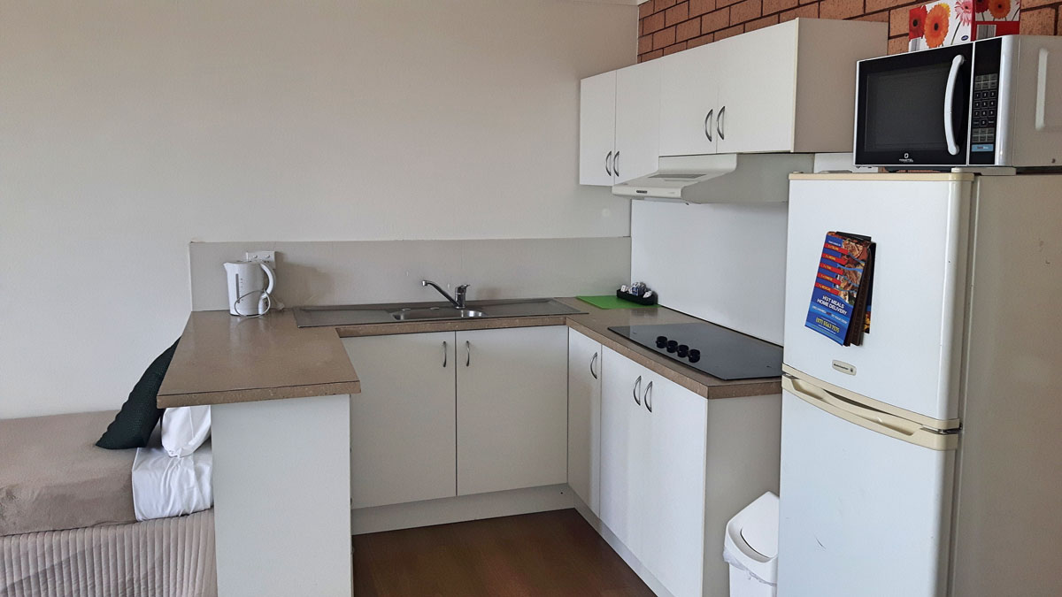 ElJay 1Bd-kitchen